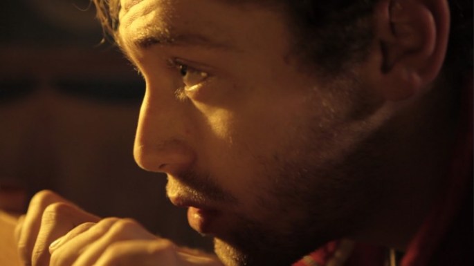 to-agori-trwei-to-faghto-tou-poulioy