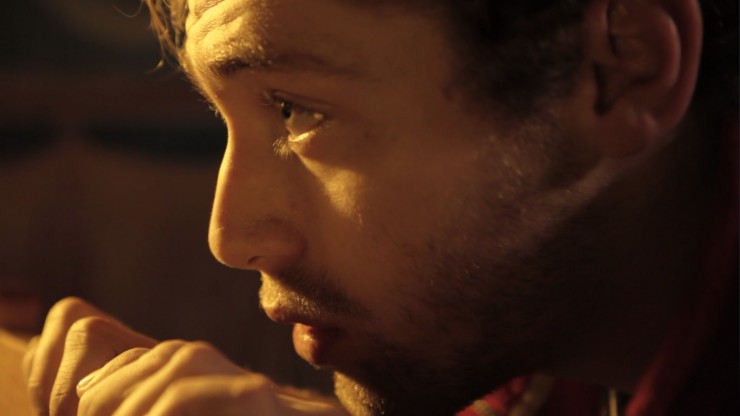 to-agori-trwei-to-faghto-tou-poulioy